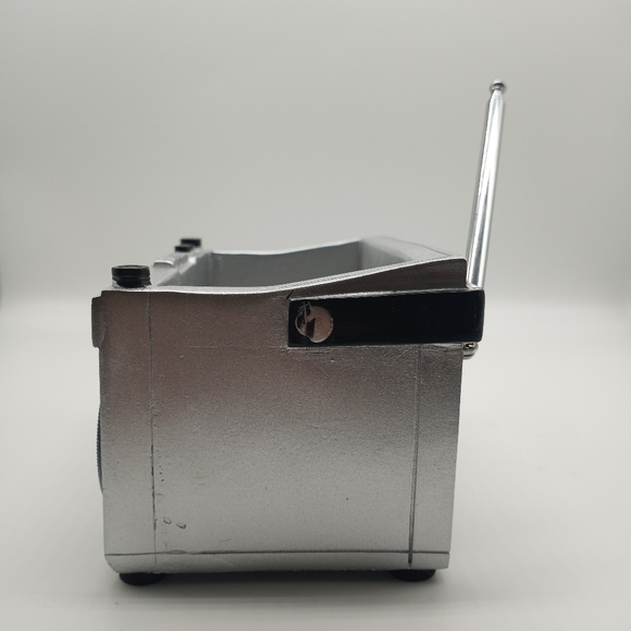 Retro radio succulent plant holder - Picture 2 of 9